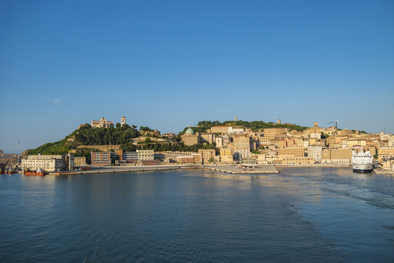 Hafen und Altstadt von Ancona vom Meer aus